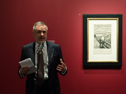 Hartwig Fischer, ya exdirector del British Museum, ante una litografía de 'El grito' en 2019.
