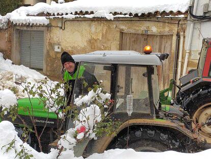 José Fanli, uno de los agricultores que ha colaborado en la limpieza de su pueblo, Torrecilla de Alcañiz.