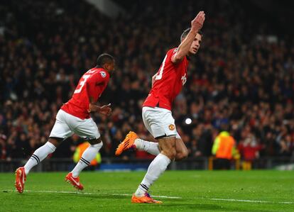 Robin van Persie celebra el gol de penalti del Manchester United.