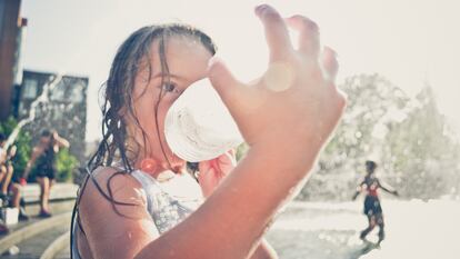 Los padres deben asegurarse de que los niños beban agua con frecuencia, incluso si no tienen sed.