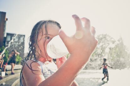 Los padres deben asegurarse de que los ni?os beban agua con frecuencia, incluso si no tienen sed.