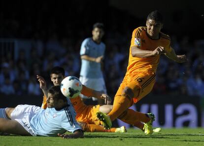 Casemiro chuta a puerta