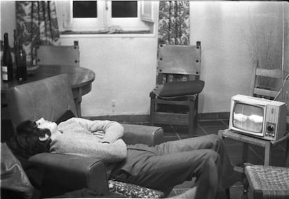 En la imágen, el cantautor Joan Manuel Serrat fotografiado en 1969, por Biarnés, mientrás dormía en una habitación en Cercedilla (Madrid).