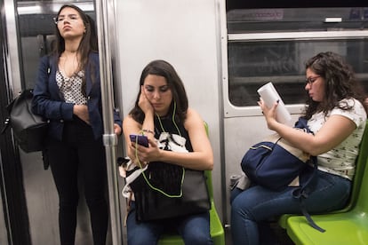 Mujeres en el metro de la Ciudad de México.