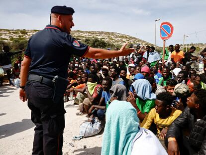 Un 'carabiniere' hablaba el 16 de septiembre a un grupo de migrantes llegados a la isla italiana de Lampedusa.