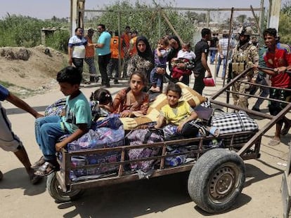 Refugiados de Ramadi huyen hacia Bagdad el pasado mayo.