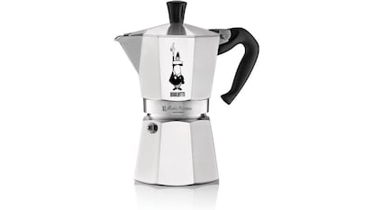 La tradicional cafetera italiana de la marca Bialetti, con color plateado y forma octogonal.