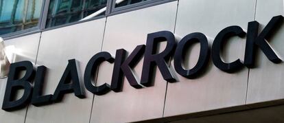 Un logotipo de BlackRock en la fachada de su sede principal, en Nueva York.