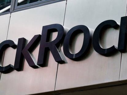 Un logotipo de BlackRock en la fachada de su sede principal, en Nueva York.