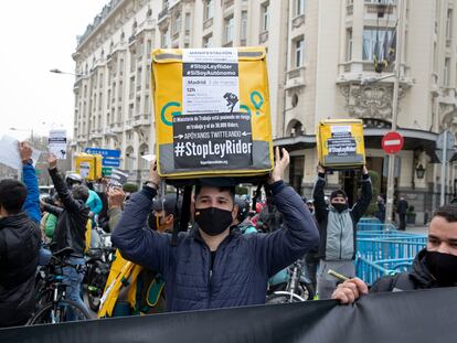 Un grupo de repartidores se manifiesta en Madrid en contra de la ley 'rider' esta semana.