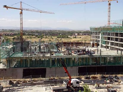 Obras de construcción del Centro de Deportes Acuáticos de Madrid, junto al estadio de La Peineta.