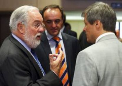 El ministro español de Agricultura, Alimentación y Medio Ambiente, Miguel Arias Cañete (izq), conversa con el comisario europeo de Agricultura y Desarrollo Rural, Dacian Ciolos (dcha), antes del inicio del Consejo de ministros de Agricultura y Pesca de la Unión Europea en Bruselas (Bélgica). EFE/Archivo