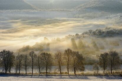 Paisaje de invierno en las cercanías del pueblo de Soshartyan (Hungría).

