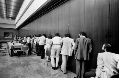 Journalists try to hear some information during a closed-door meeting of the Political Council of the Union of the Democratic Center, in Madrid (1982).