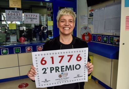La lotera de la administración de la Calle Blanquerna Nº9 de Palma, celebra que ha repartido una serie íntegra del número 61776, agraciado con el segundo premio.
