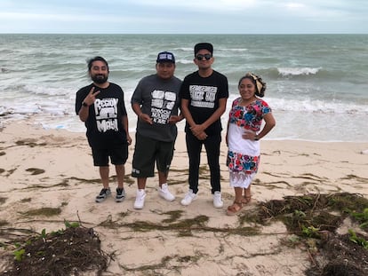 All Mayan Winik, Pat Boy, Yaalen K’uj y Chan Lupita, miembros de la agrupación de rap ADN Maya Colectivo, en la playa de Chicxulub Puerto, el 24 de marzo de este año.