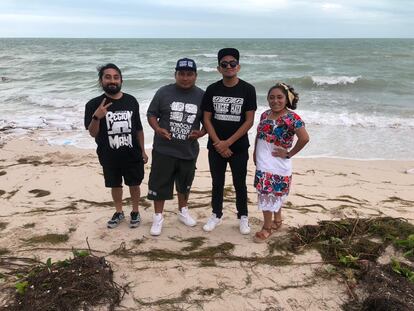 All Mayan Winik, Pat Boy, Yaalen K’uj y Chan Lupita, miembros de la agrupación de rap ADN Maya Colectivo, en la playa de Chicxulub Puerto