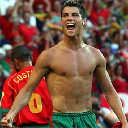 El portugués Cristiano Ronaldo celebra su gol a Holanda, el primero de su equipo en el partido.