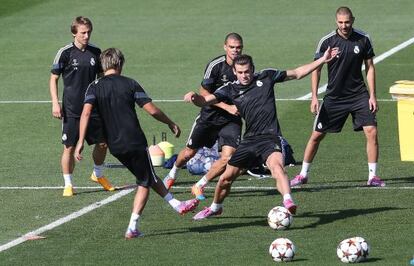 Modric, Coentrão, Pepe, Bale y Benzema en un entrenamiento