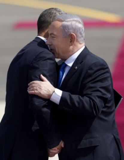 Netanyahu y Obama se saludan a la llegada del último a Israel.