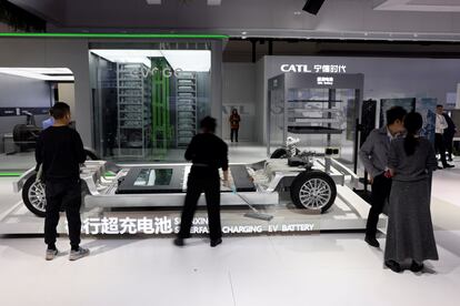 Batería de vehículo eléctrico, en el puesto de CATL de la primera Feria de la Cadena de Suministro Internacional de China, en Pekín, el 28 de noviembre pasado.