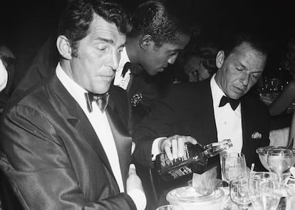Dean Martin, Frank Sinatra y Sammy Davis Jr. con una botella en la mano y una mesa llena de copas. Algunos lo llaman vicio. Para otros es arte