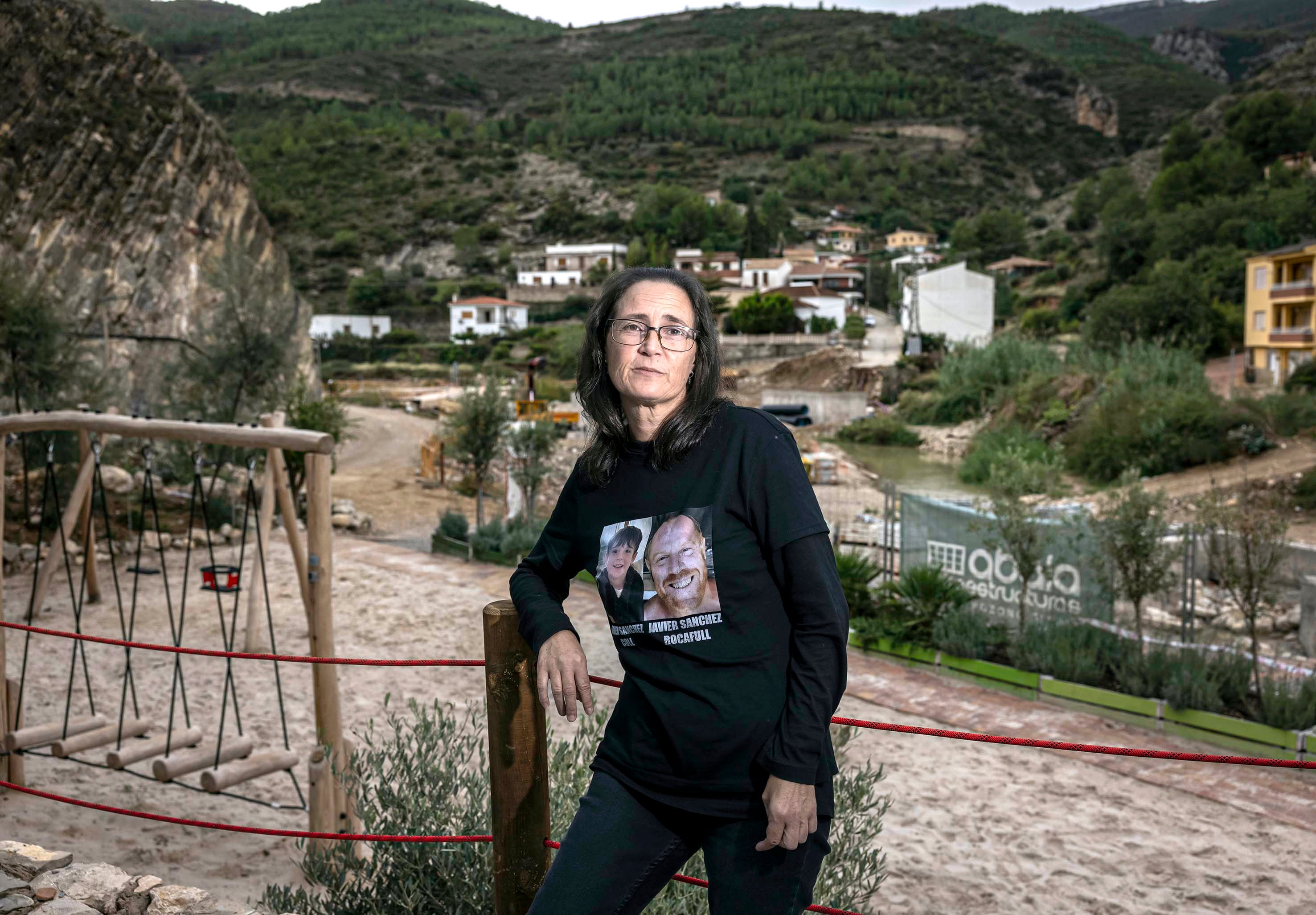 Ana María Coll posa junto al parque que han construido en honor a su hijo de 3 años, al que perdió junto a su marido en Sot de Chera en la dana del año pasado. 