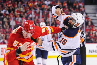 Pelea entre jugadores en un partido de la NHL, la liga profesional de hockey sobre hielo de EE UU y Canadá.