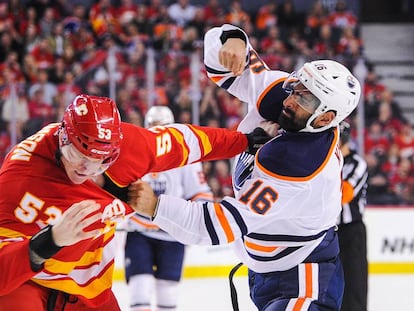 Pelea entre jugadores en un partido de la NHL, la liga profesional de hockey sobre hielo de EE UU y Canadá.