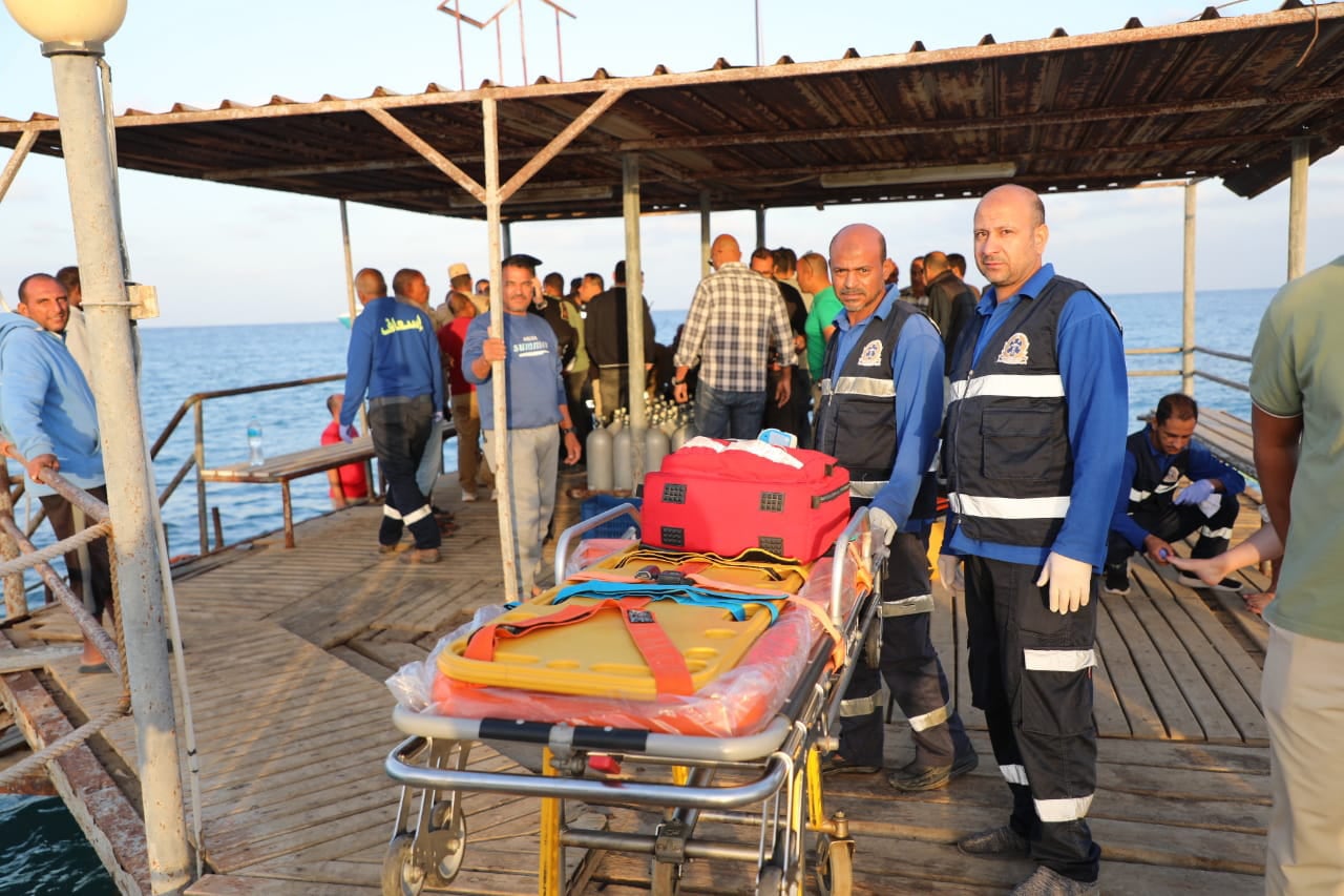 Egipto recupera cuatro cadáveres y halla a cinco personas con vida tras el hundimiento de un barco turístico en el mar Rojo