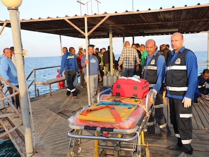 Un grupo de médicos espera posibles sobrevivientes en un puerto en Marsa Alam, Egipto, este lunes.
