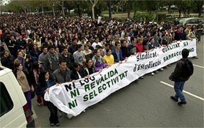 Alrededor de un millar de estudiantes de secundaria se han manifestado esta mañana por las calles de Valencia.