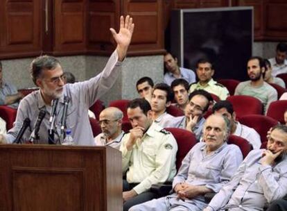 Atrianfar, ex viceministro del Interior, declara ante el tribunal. En el extremo derecho, Mohammad Alí Abtahí, ex vicepresidente de Irán.
