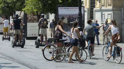 Un grupo de mujeres con bicicletas en la Avenida de la Constitución de Sevilla.