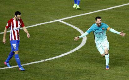 El delantero argentino del Barcelona Lionel Messi (derecha) celebra su gol, segundo para el equipo, ante el defensa del Atlético de Madrid Juanfran Torres (i).
