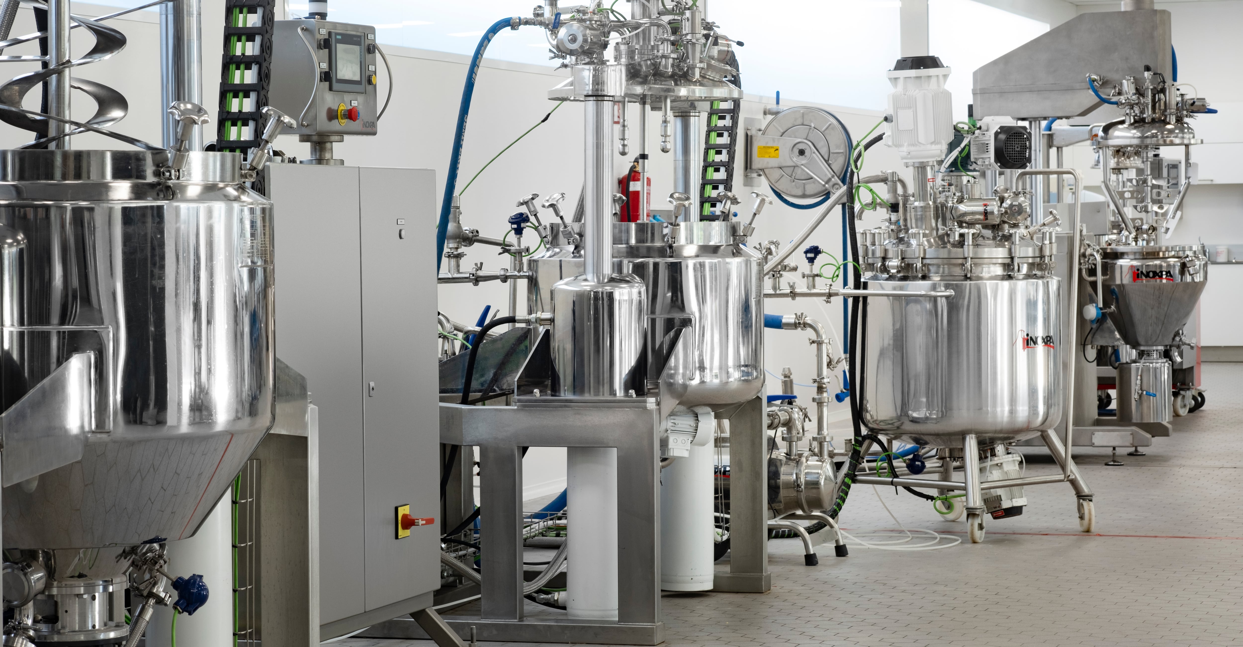Planta piloto con maquinaria de Inoxpa.