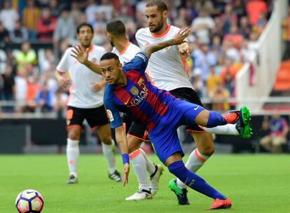 Neymar (izquierda) del FC Barcelona lanza la pelota.