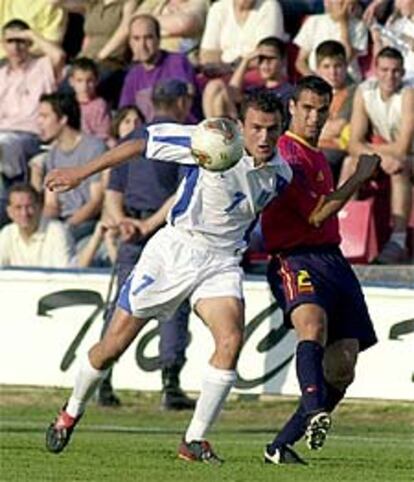 Lagos, de la selección griega, y Angel, de la española, disputan un balón en el estadio El Alcoraz, en Huesca.