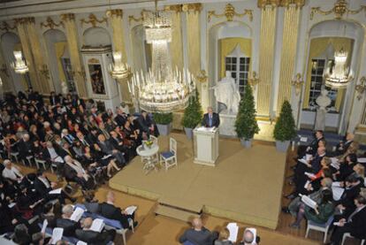 Mario Vargas Llosa, ayer durante la lectura del discurso del Nobel en la Academia sueca.