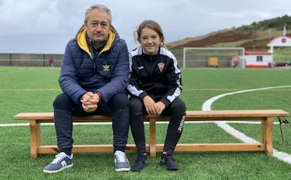 Francisco Veiga y su hija Paula, en el campo del Muxía.