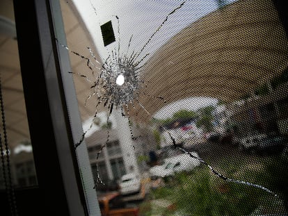 Imagen del ataque a la estación de radio El Txoro Matutino en la madrugada del 6 de agosto de 2023, en la ciudad de Cuernavaca, Morelos.