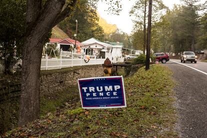 Cartel de apoyo al candidato Donald Trump.en una calle del condado de McDowell en el estado de Virginia Occidental en la zona de los Apalaches.