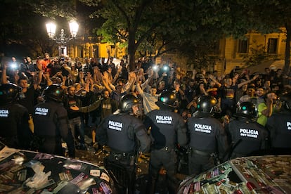 Intervención de la unidad de orden público de los Mossos d'Esquadra para que los agentes de la Guardia Civil pudieran salir de la sede de la consejería de Economía, en septiembre de 2017.