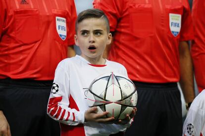 La mirada de uno de los niños que acompañan a los jugadores cuando saltan al terreno de juego.