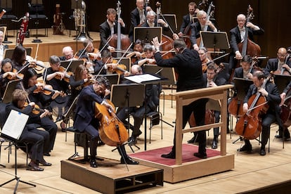 El violonchelista Gautier Capuçon tocando el ‘Concierto para violonchelo núm. 1’ de Shostakovich con Nelsons y la Sinfónica de Boston, el 17 de mayo en la Gewandhaus de Leipzig.