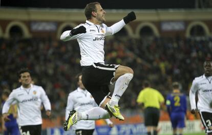 Soldado celebra el primer gol.