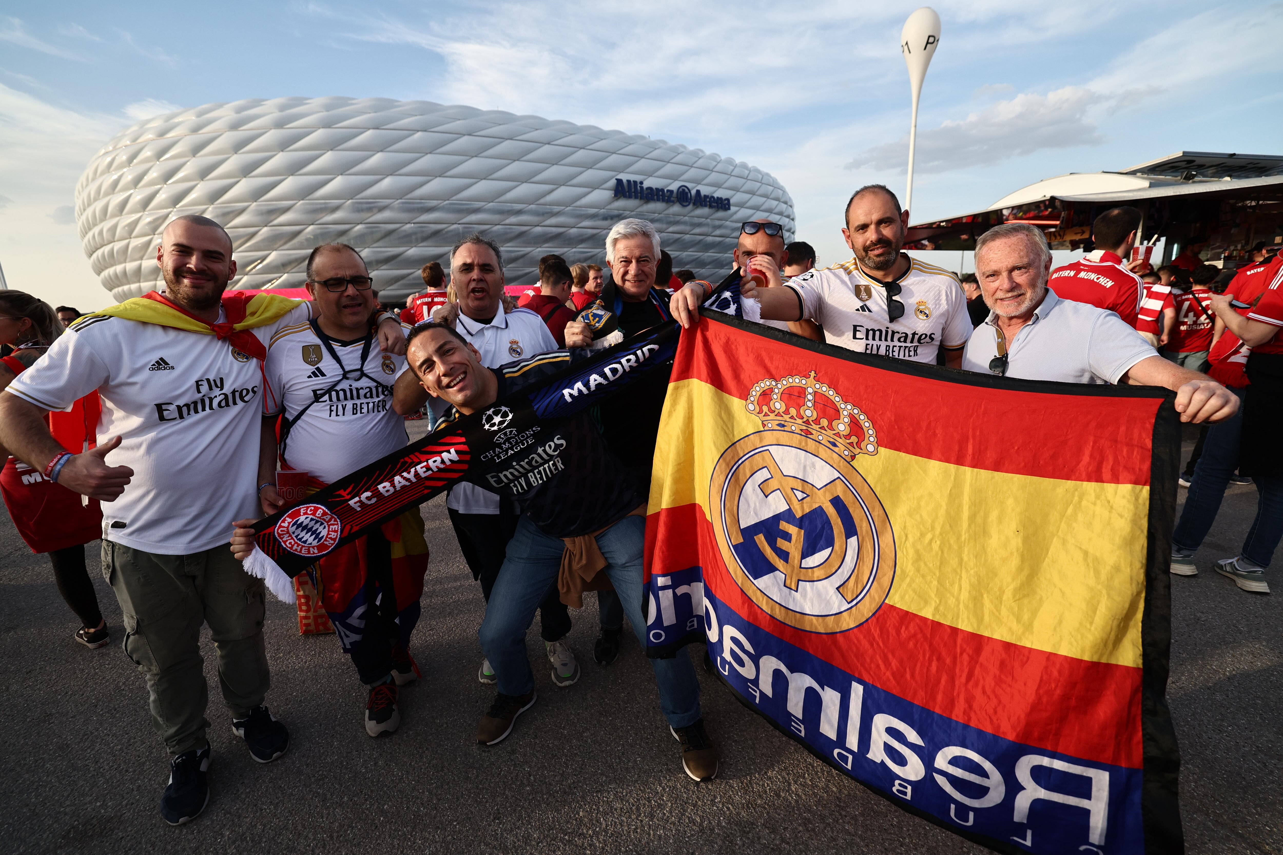 Aficionados del Real Madrid en las inmediaciones del estadio, antes del partido.