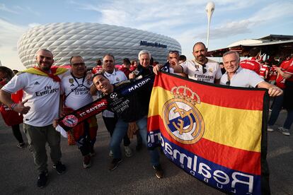 Aficionados del Real Madrid en las inmediaciones del estadio, antes del partido.