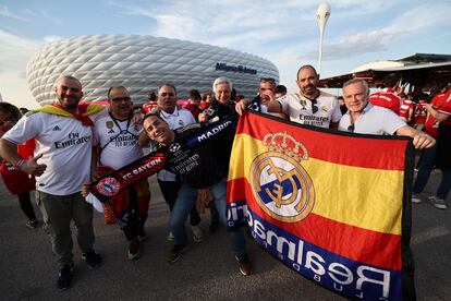 Aficionados del Real Madrid en las inmediaciones del estadio, antes del partido.
