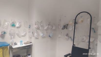 Mascarillas en el Hospital del Henares, guardadas para ser reutilizadas hasta en tres ocasiones en turnos diferentes.